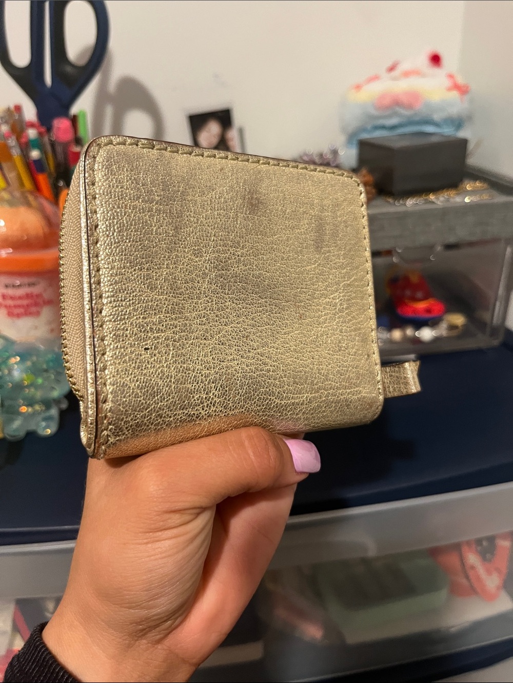 Cholé Small Metallic Gold Leather Zip Wallet - Picture 4 of 13